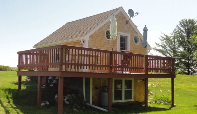 Adorable Block Island Cottage with Pond