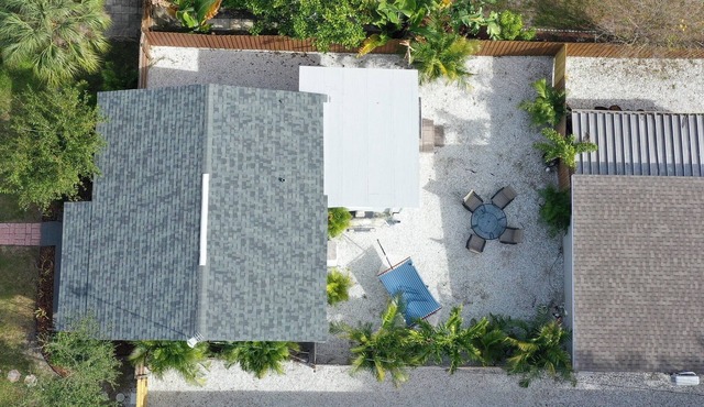 Adorable Compound for 10 - including main house and 2 private studios