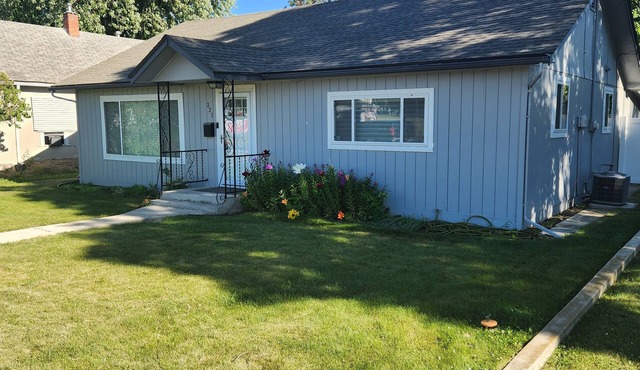 Adorable Cottage Home in downtown Meridian! 5 minute walk to town and amenities