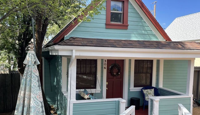 Adorable Downtown Cottage