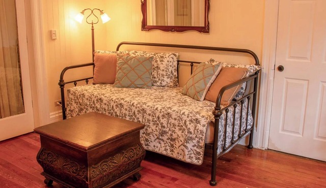 Adorable Historic Cottage With Patio & Storage/Walk to Downtown/NAU/Groceries