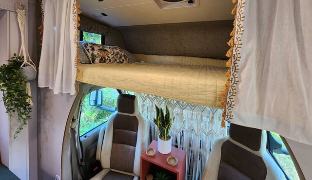 Adorable remodeled RV 5 mins to Nasa, 15 to beach, n 40 to theme parks!