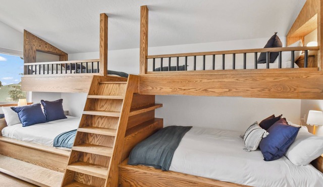 Adventure Hub~Nordic Ski, Snowmobile & Sleeps 6 3071