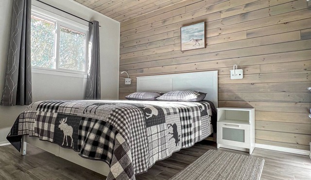 Ahmic Lake Resort's 2-Bedroom Cottage (Chipmunk Cottage)