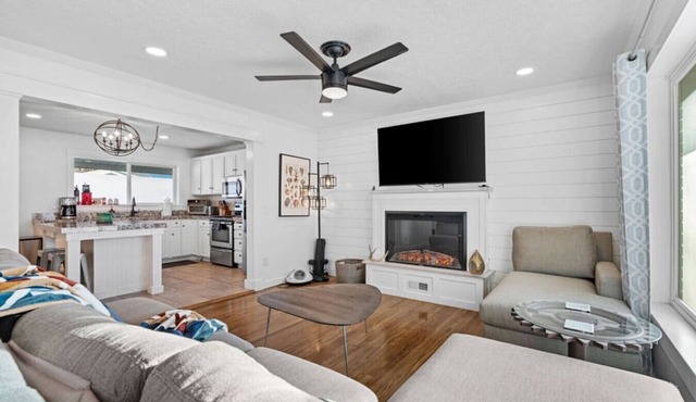 Airdream Cottage/Gated Garage-HotTub Laundry W&D