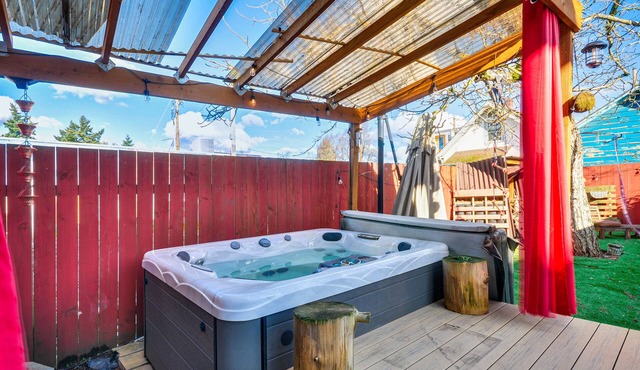 Alberta Arts District Home w/Private Hot Tub!
