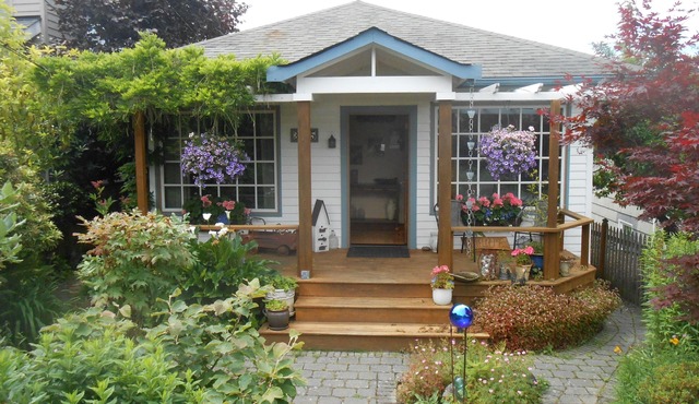 Alki Beach Bungalow