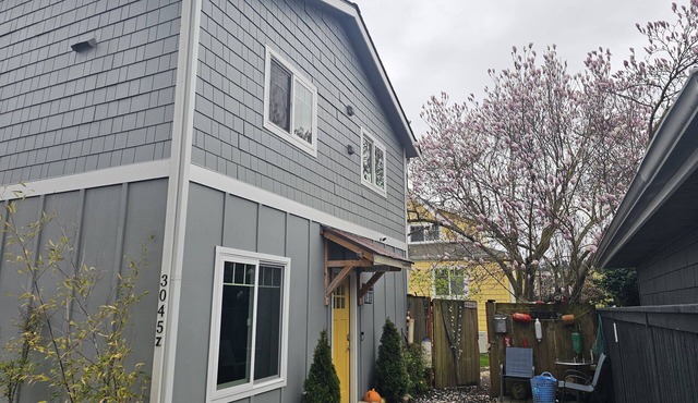 Alki beach cottage, 2 bedrooms, 3 beds, 2 bath, New, AC, W/D, near beach