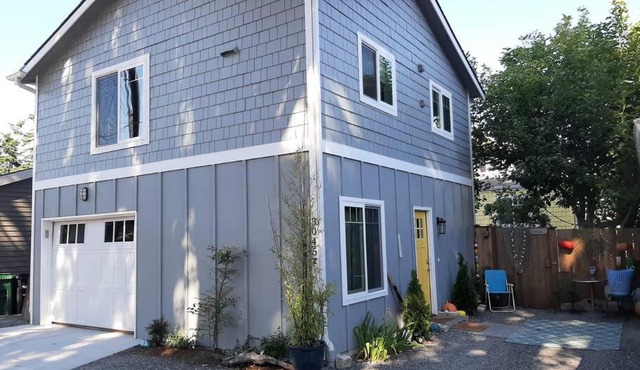 Alki Beach Cottage, NEW, 2 bedrooms, 2 bathrooms, near beach, AC, WD, Parking