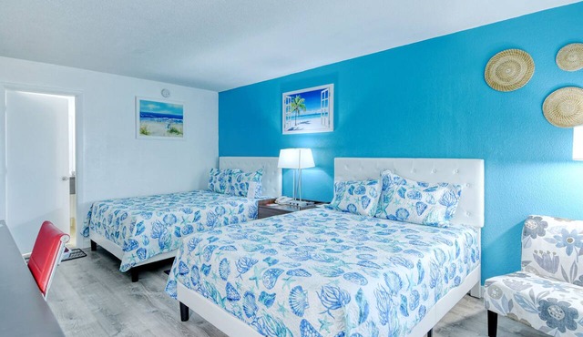 All-New, First Floor, Huge Pool, 70" TV, Tiki Bar!