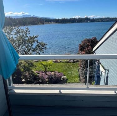 Aloha Cottage, Nanoose Bay - 2 Bdrm Oceanfront Unit with Private Deck