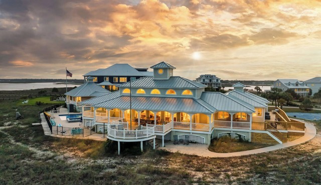 Alpha At The Point: Oceanfront, Private Pool & Hot Tub, Breathtaking Views