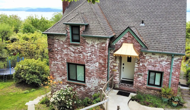 Amazing and serene view house, art deco charmer, fully restored