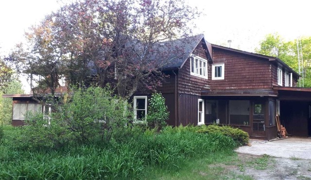 *Amazing deal for the season* Cozy and spacious cottage w/private lake & dock