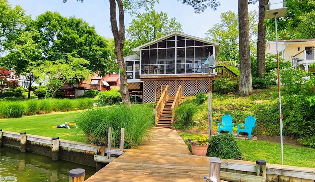 Annapolis waterfront with kayaks, private pier, 5.5 miles to downtown Annapolis