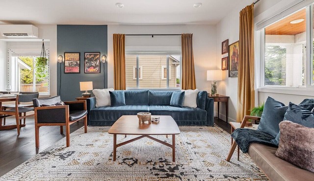 Ballard Craftsman | Sleeps 10 | A/C, BBQ & Firepit