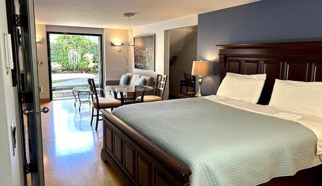 Ballard Garden Oasis with King Bed, Yard & EV Parking