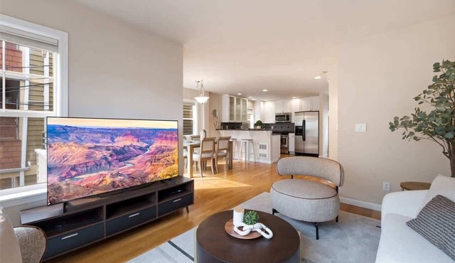 Ballard's Townhome with office & walk score 98