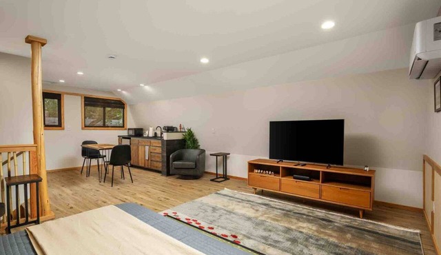 Bamboo Haven: Tranquil Studio Nestled Off-Street with Chic Zen-Inspired Decor, 7 Miles to Portland