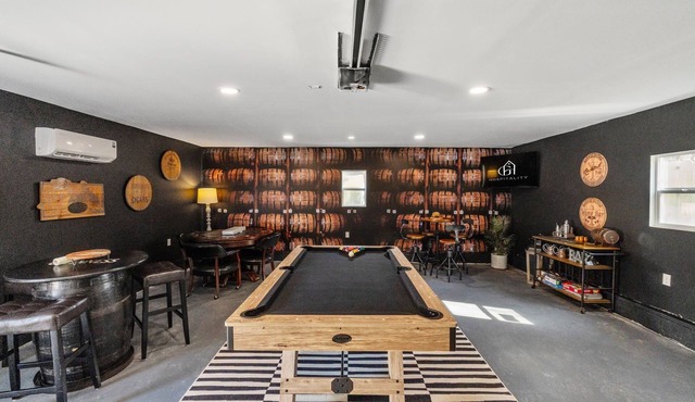Barrel House: Hot Tub & Game Room