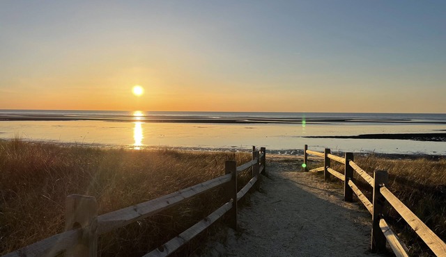 Bay Cottage - A cozy home just a 1 minute walk to the beach.nPet Friendly.
