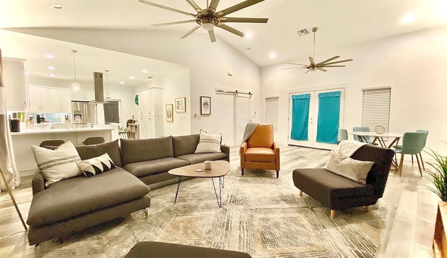 Bayshore Beach House - Walk to Nokomis Beach! Close to Siesta Key, Venice Beach
