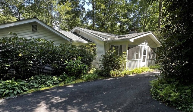 Bea's Hive 3BR/3 bath Charming Cottage- PERFECT for relaxation