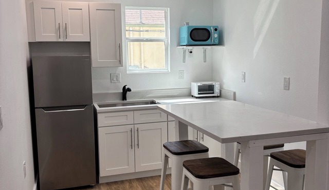 Beach Cottage - Renovated in 2025 & 30 seconds to the sand !