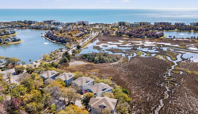 Beach villa in Litchfield by the Sea. Fish, bike, golf, & pools. Walk to ocean!