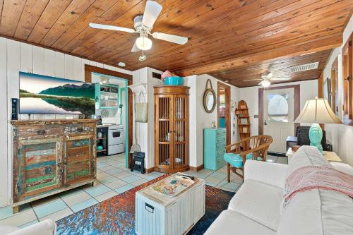 Beachcomber Oasis l 1930s Cottage l 1 min to Beach in St. Augustine