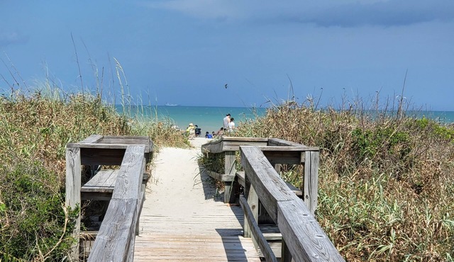 Beachfront Condo for Family Stay with Heated Pool, 2BD/2BA (2025 Jan-Mar msg me)