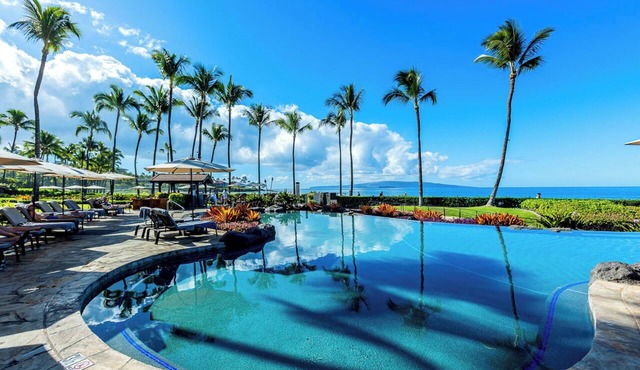 Beachfront penthouse w/direct beach access and pool