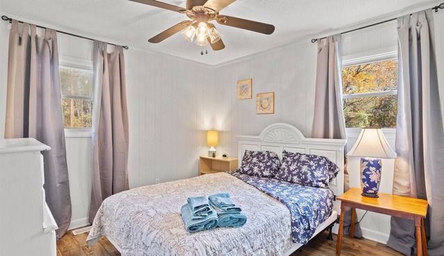 "Beachy" Getaway - Cozy and Secluded Lodge Home