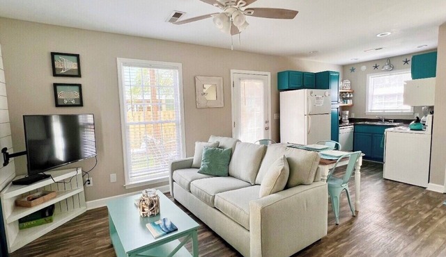 Beachy Keen ~Charming Dog Friendly Cottage-Walk to Beach! Sleeps 6