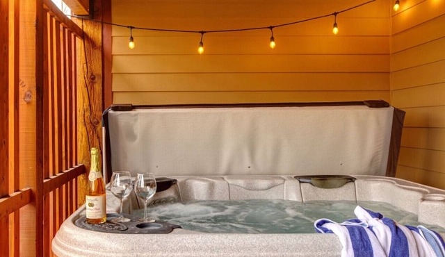 Bear Hollow Retreat-Private Hot Tub + Near Canyons