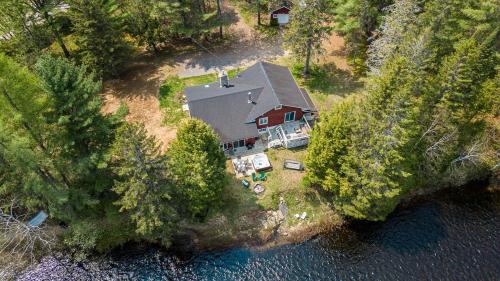 Beau chalet bord de rivière et spa, Beautiful riverside cottage!