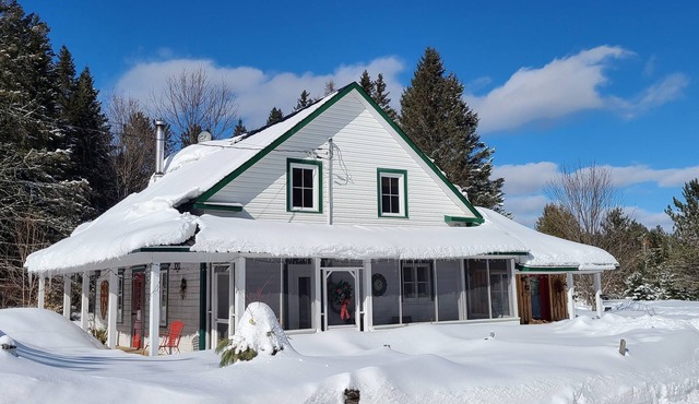 Beautiful country house by the river - 4.5 acres of private lot to enjoy nature.