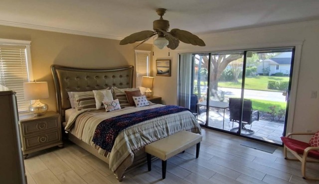 BEAUTIFUL 2/2 VILLAS, KING BED, High speed Wi-Fi, Heated Pool and Jacuzzi!