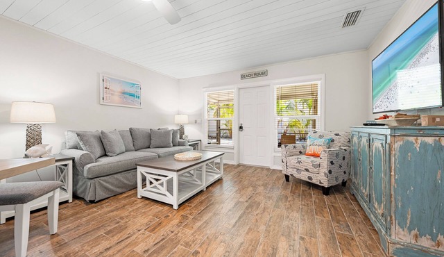Beautiful 3 Bedroom 2 Bath, With A Quick Walk to Siesta Beach!