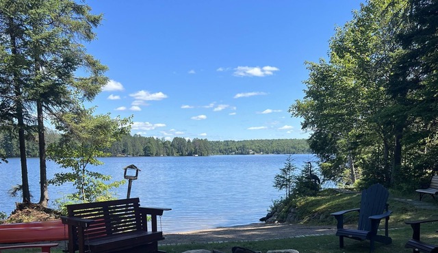 Beautiful 3 Bedroom Cottage located on Deer Lake!