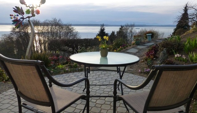 Beautiful Apartment with Stunning Ocean and Mountain Views