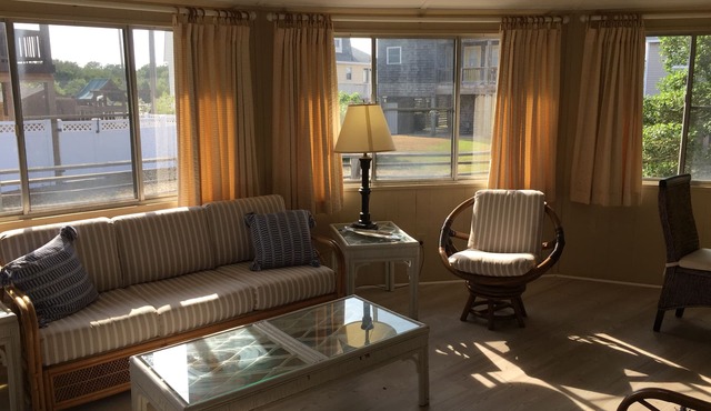 Beautiful Beach Cottage, comfortable, centrally located.