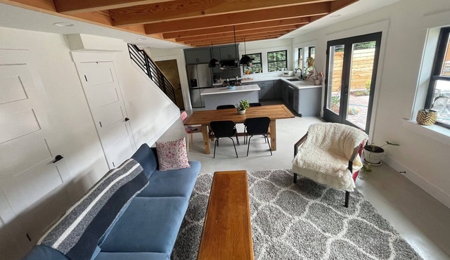 Beautiful brand new Craftsman Cottage in the heart of Green Lake!