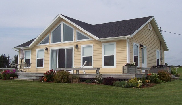 Beautiful Canada Select 4 star ocean front air conditioned beach house