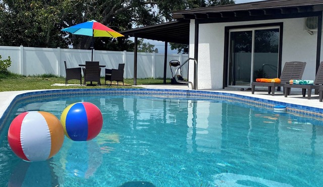 Beautiful, comfortable pool home 15 minutes from Famous Siesta Key Beach.