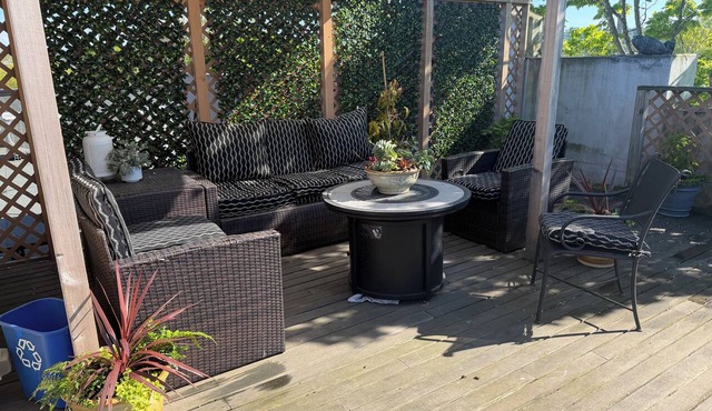 Beautiful Condo in heart of Ballard! Enjoy shopping & restaurants steps away!
