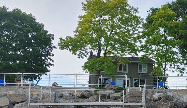 Beautiful cottage right on the Lake Erie