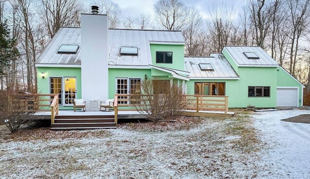 Beautiful dog-friendly house w/fireplace, firepit, bbq, deck, patio, w/d, wifi
