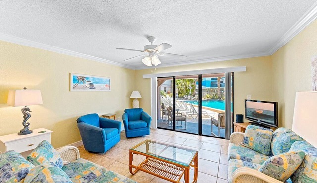 Beautiful ground floor condo. Steps to the heated pool, BBQ grills, and beach! ☀️