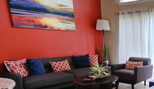 Beautiful Lakefront Villa - 5 Minutes to the Attractions!
